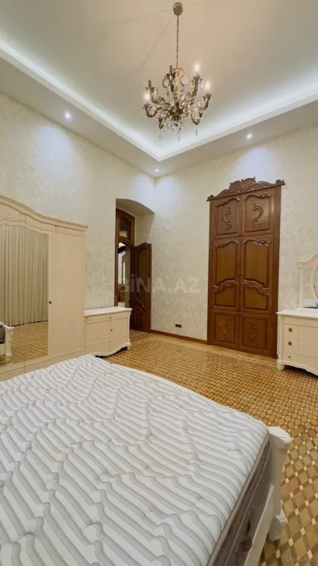 Satılır 5 otaqlı mənzil 250 m²