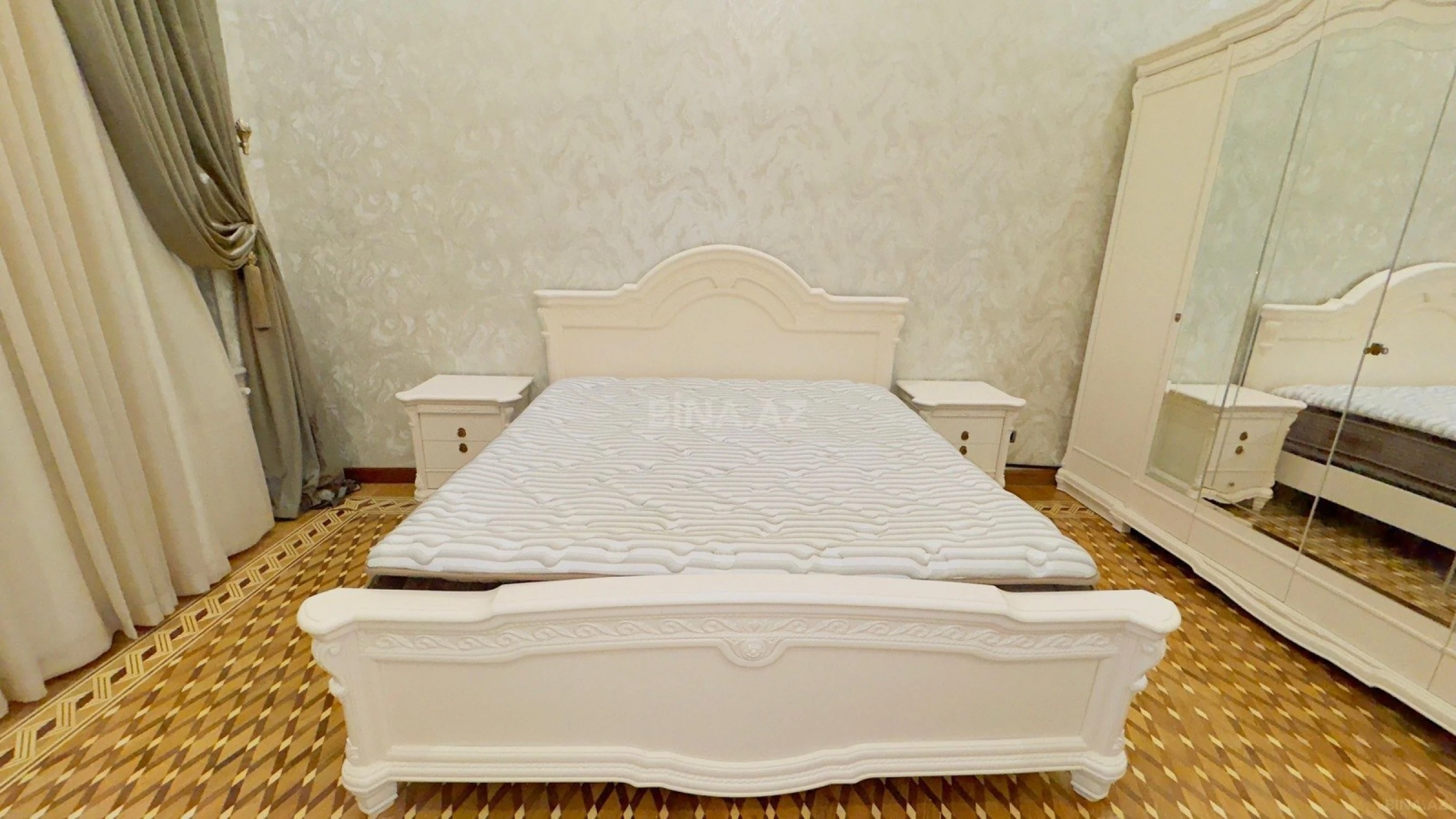 Satılır 5 otaqlı mənzil 250 m²