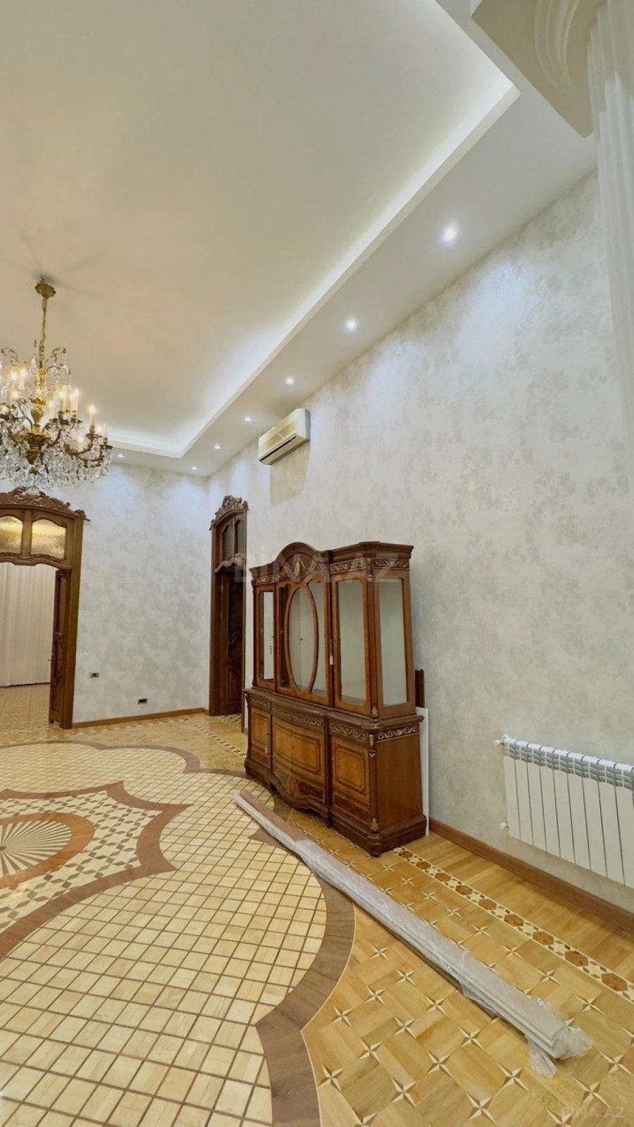 Satılır 5 otaqlı mənzil 250 m²