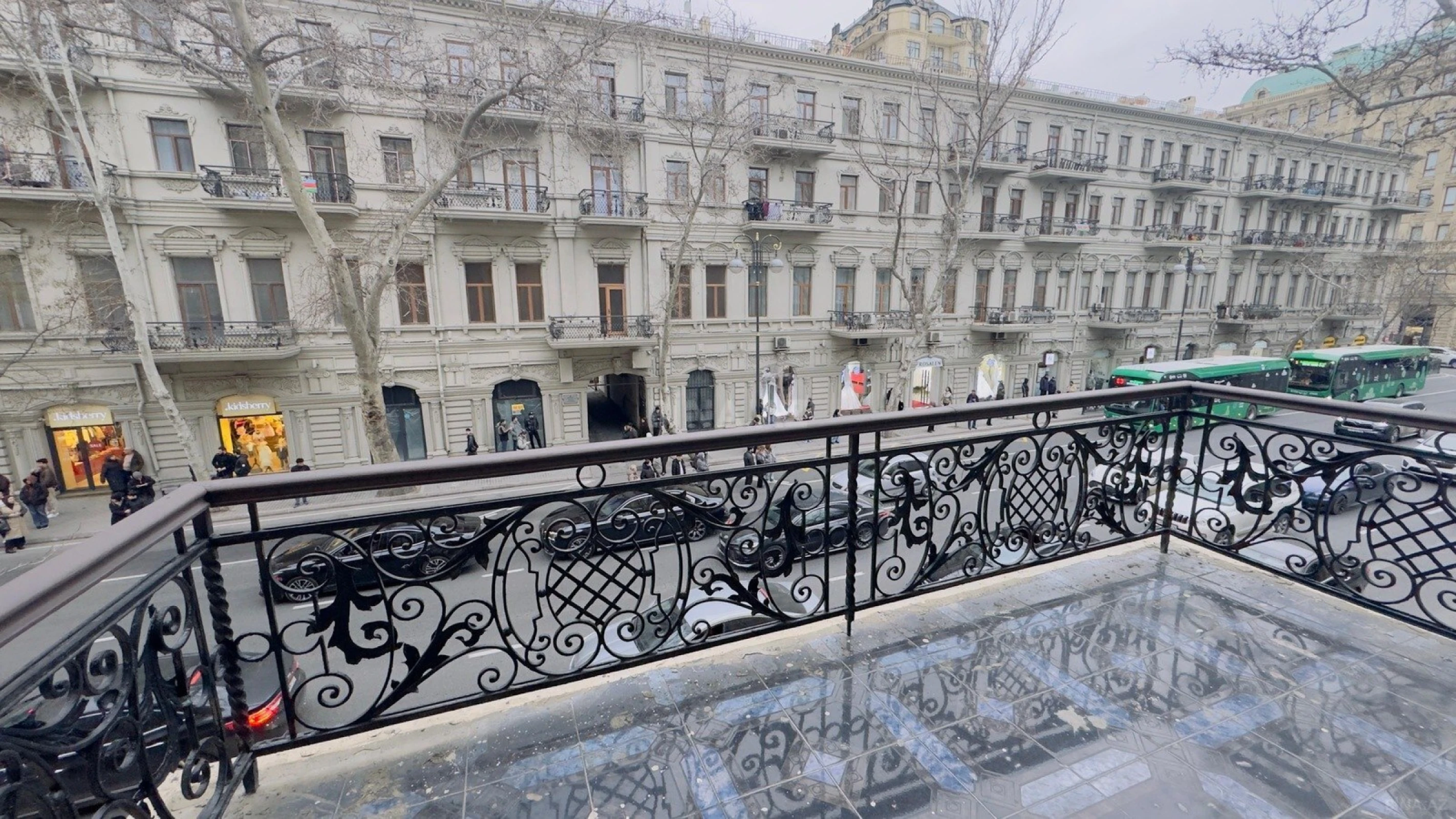 Satılır 5 otaqlı mənzil 250 m²