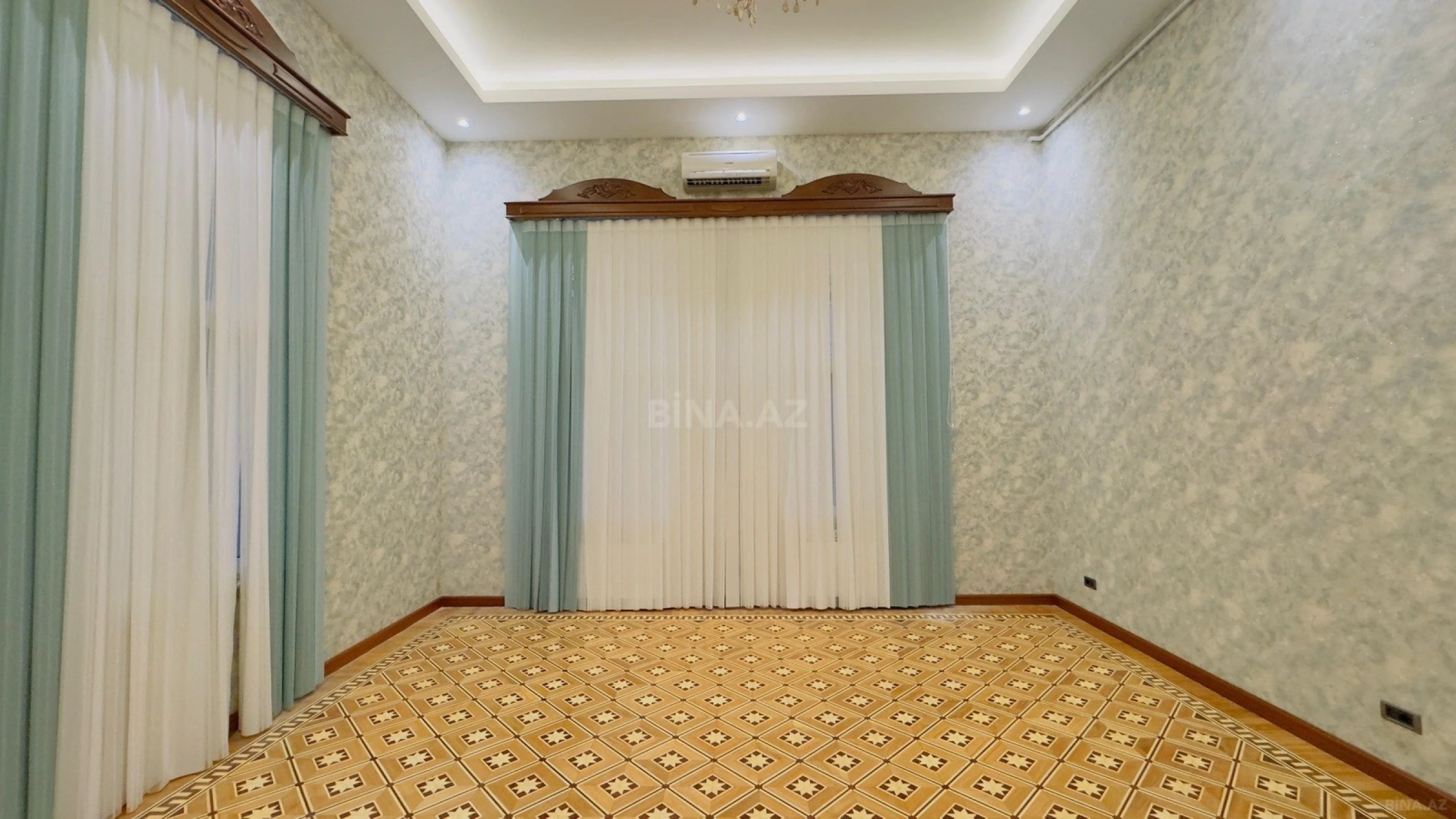 Satılır 5 otaqlı mənzil 250 m²