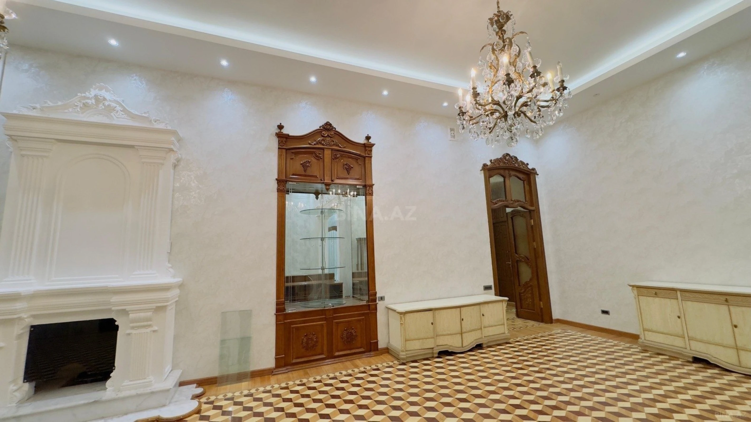 Satılır 5 otaqlı mənzil 250 m²
