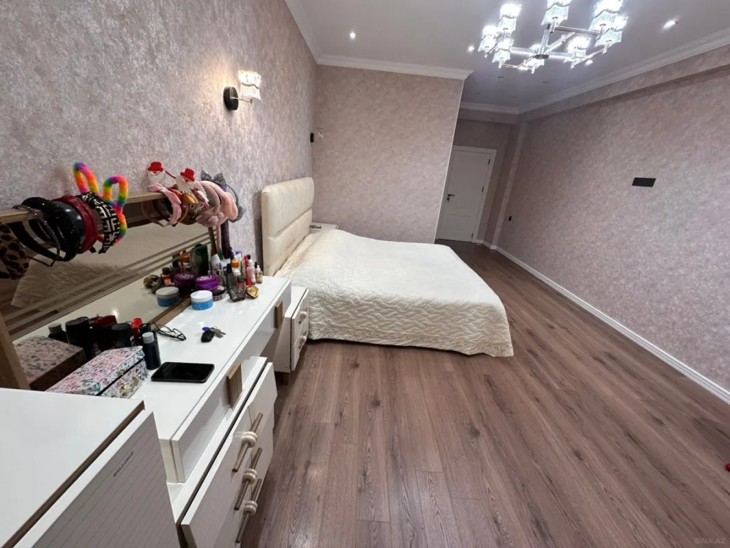 Satılır 3 otaqlı mənzil 135 m²