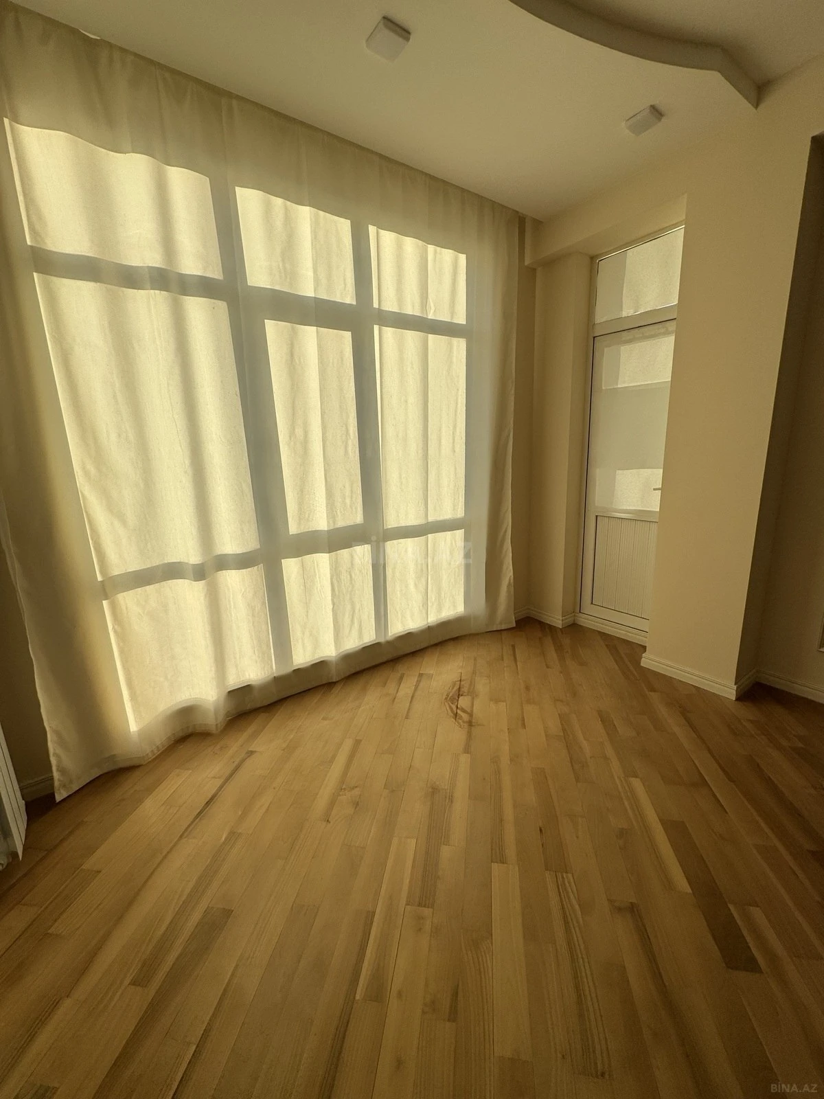 Kirayə verilir 2 otaqlı mənzil 90 m²