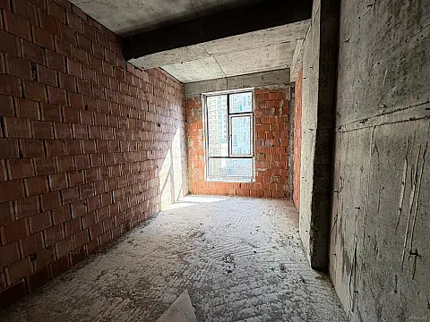 Satılır 4 otaqlı mənzil 215 m²