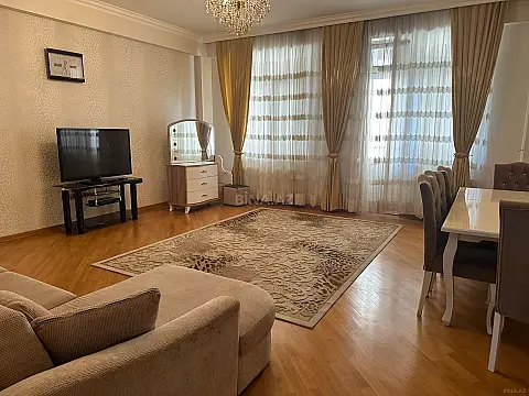 Kirayə verilir 2 otaqlı mənzil 106 m²