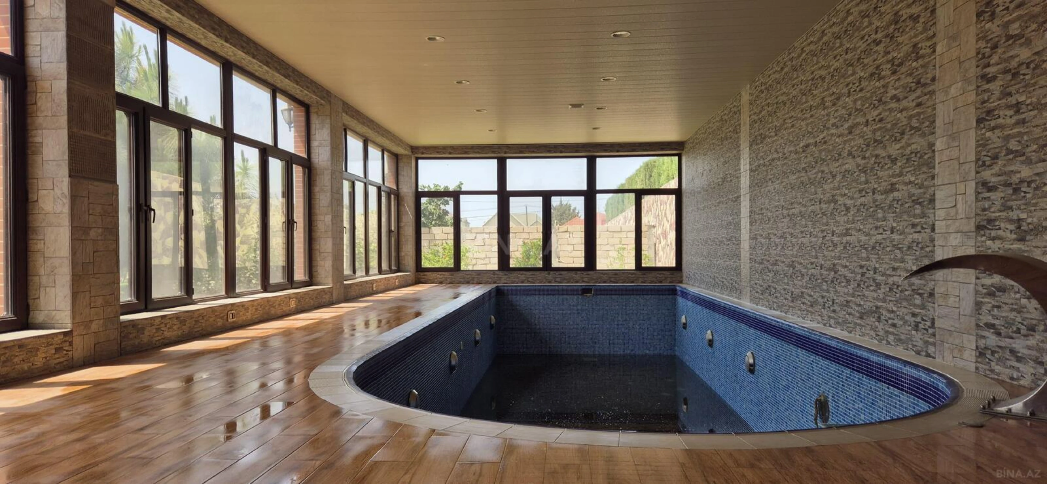 Kirayə verilir 6 otaqlı həyət evi 360 m²