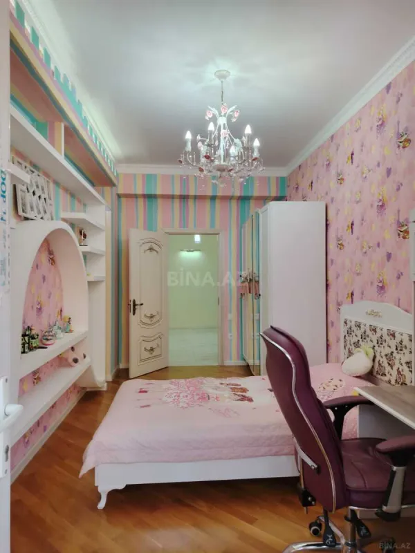 Satılır 4 otaqlı mənzil 180 m²