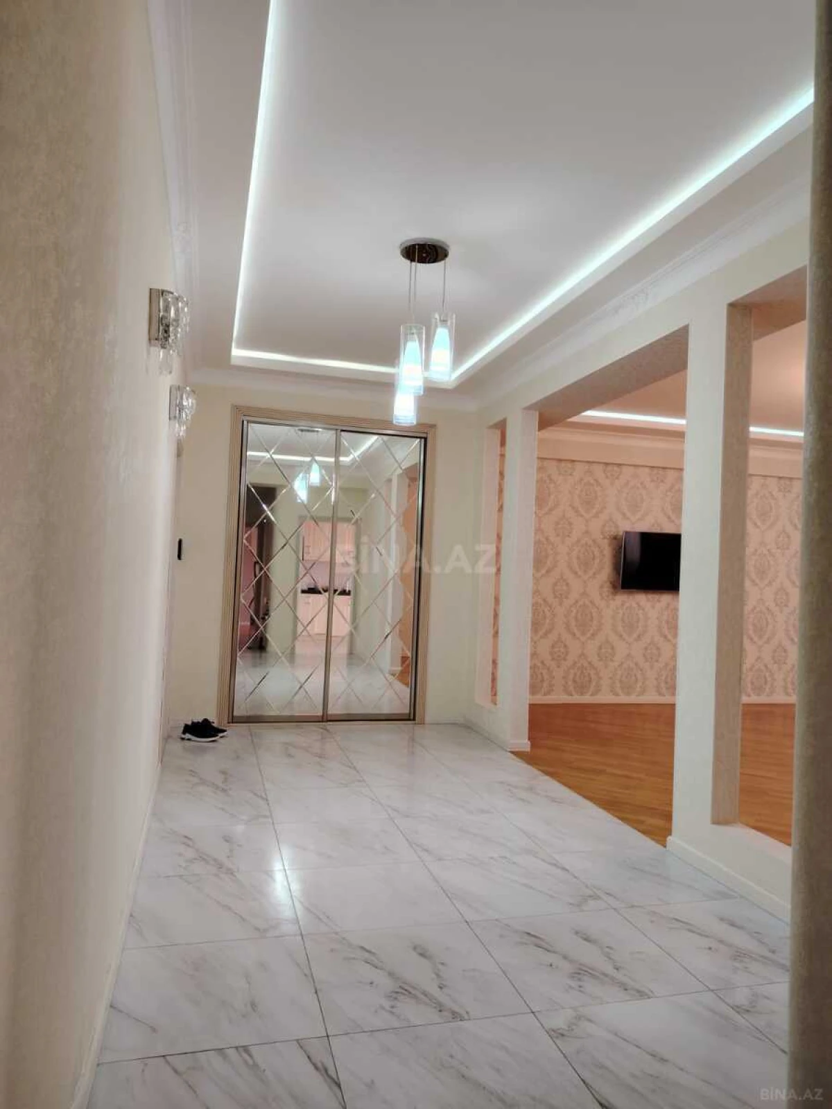 Satılır 4 otaqlı mənzil 180 m²