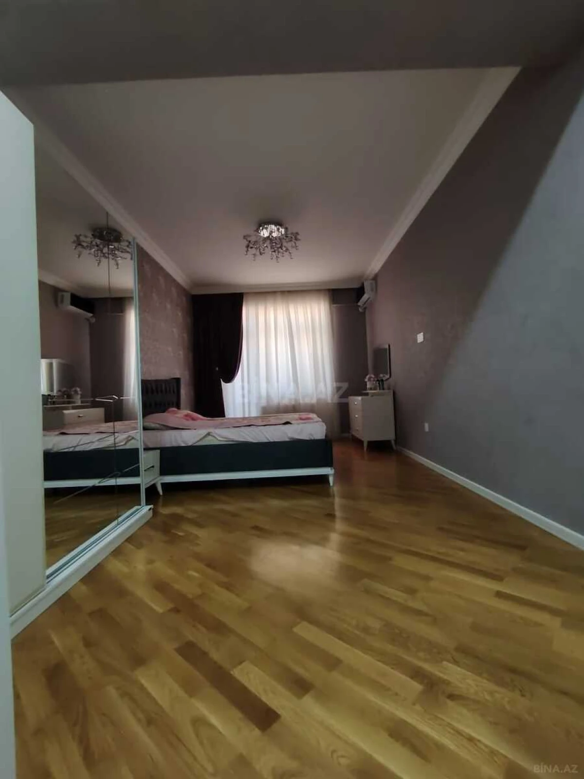 Satılır 4 otaqlı mənzil 180 m²