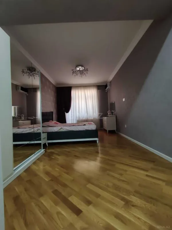 Satılır 4 otaqlı mənzil 180 m²