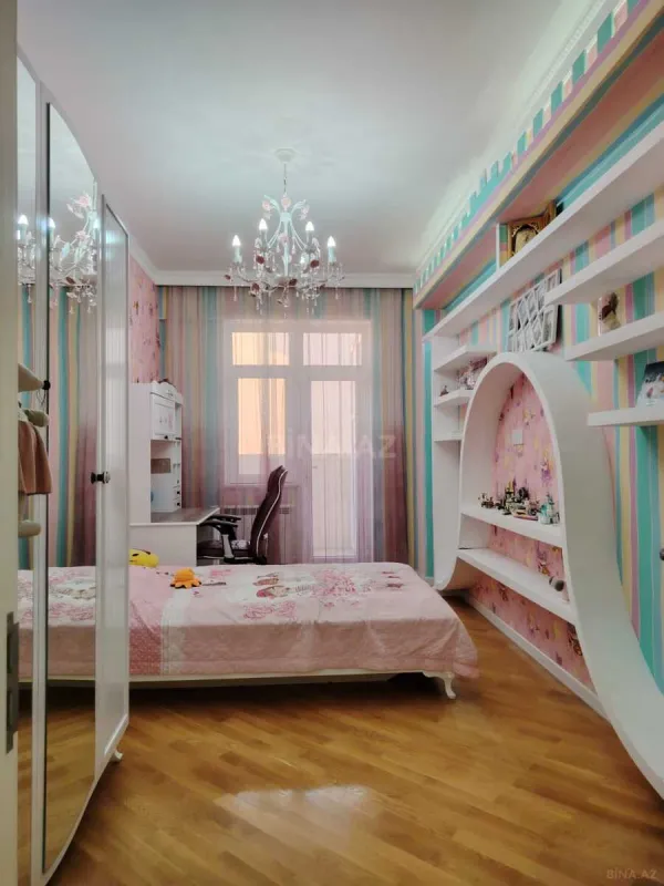 Satılır 4 otaqlı mənzil 180 m²