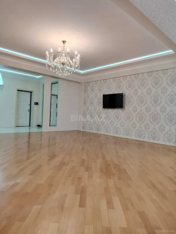Satılır 4 otaqlı mənzil 180 m²