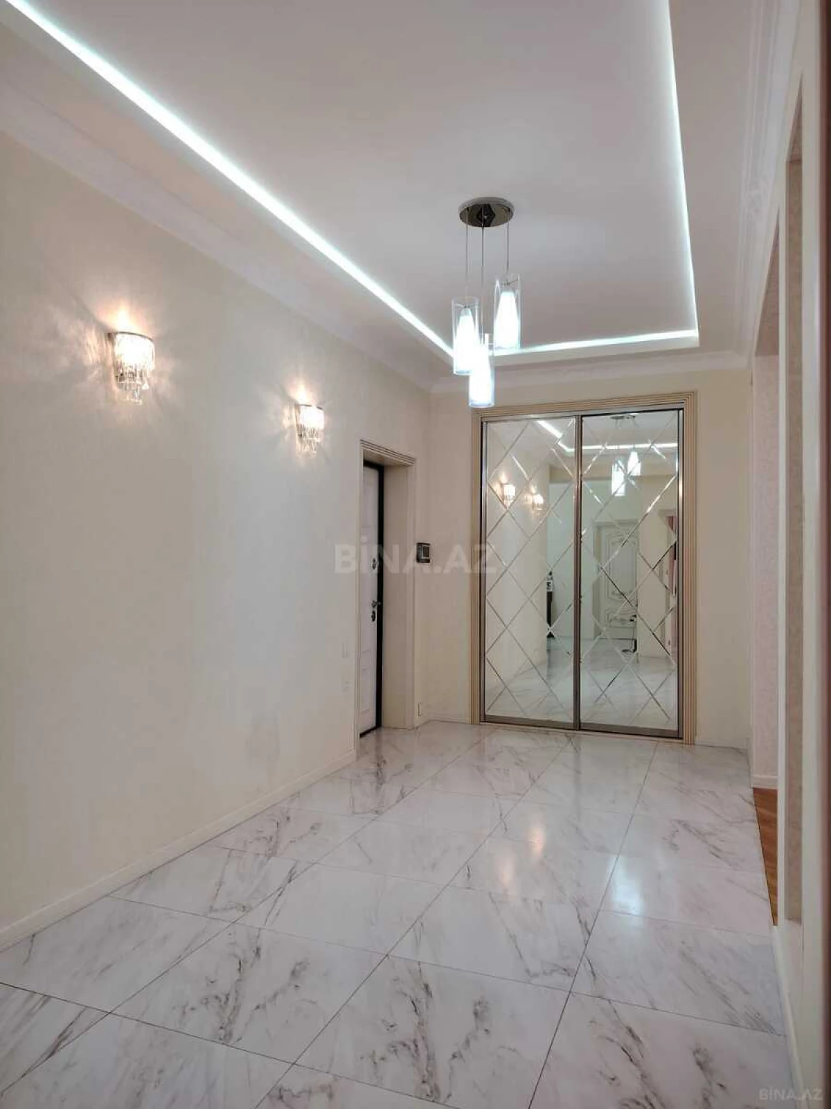 Satılır 4 otaqlı mənzil 180 m²