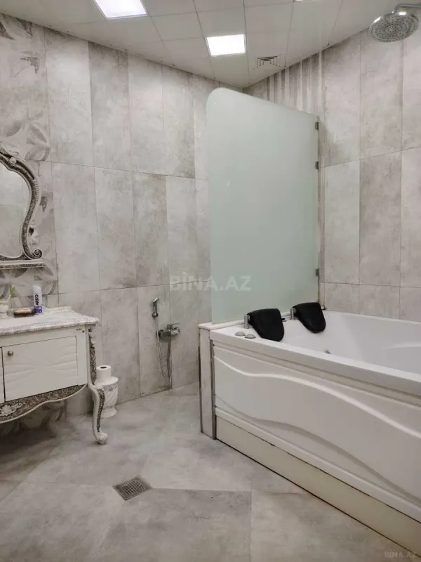 Satılır 4 otaqlı mənzil 180 m²