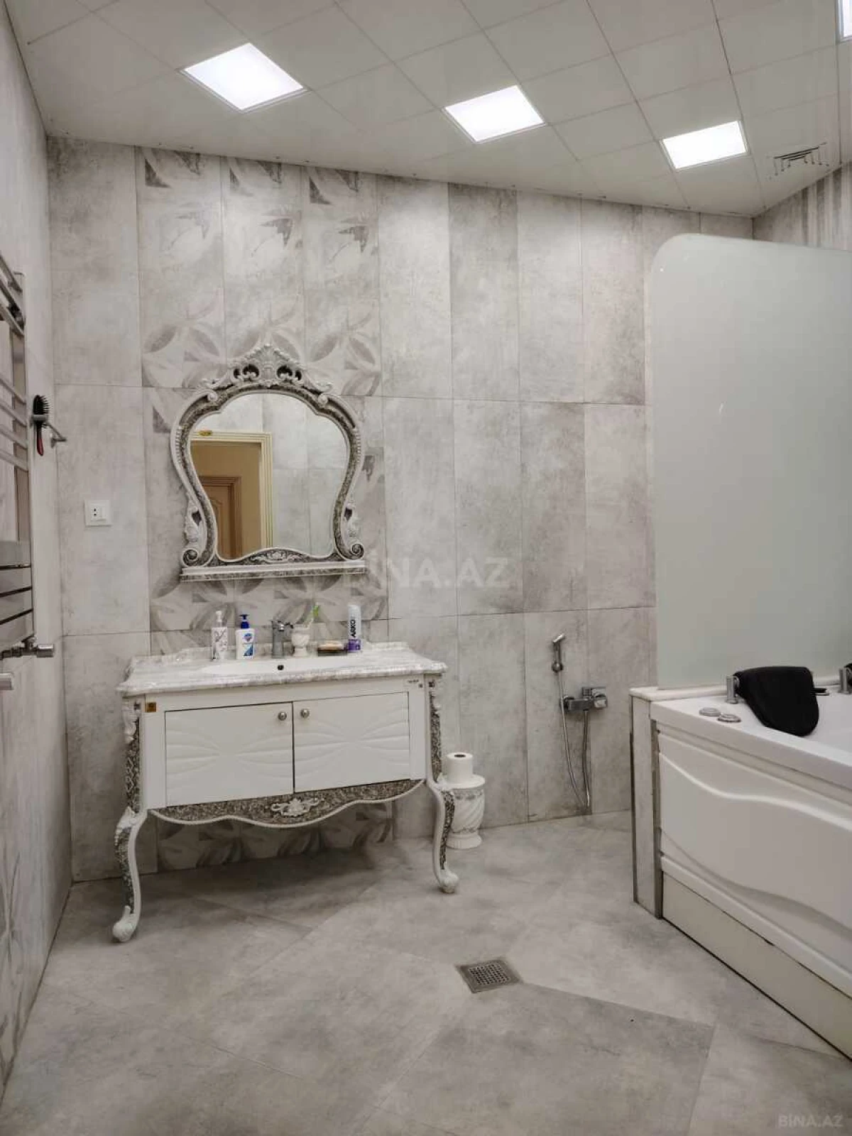 Satılır 4 otaqlı mənzil 180 m²