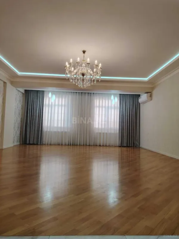 Satılır 4 otaqlı mənzil 180 m²