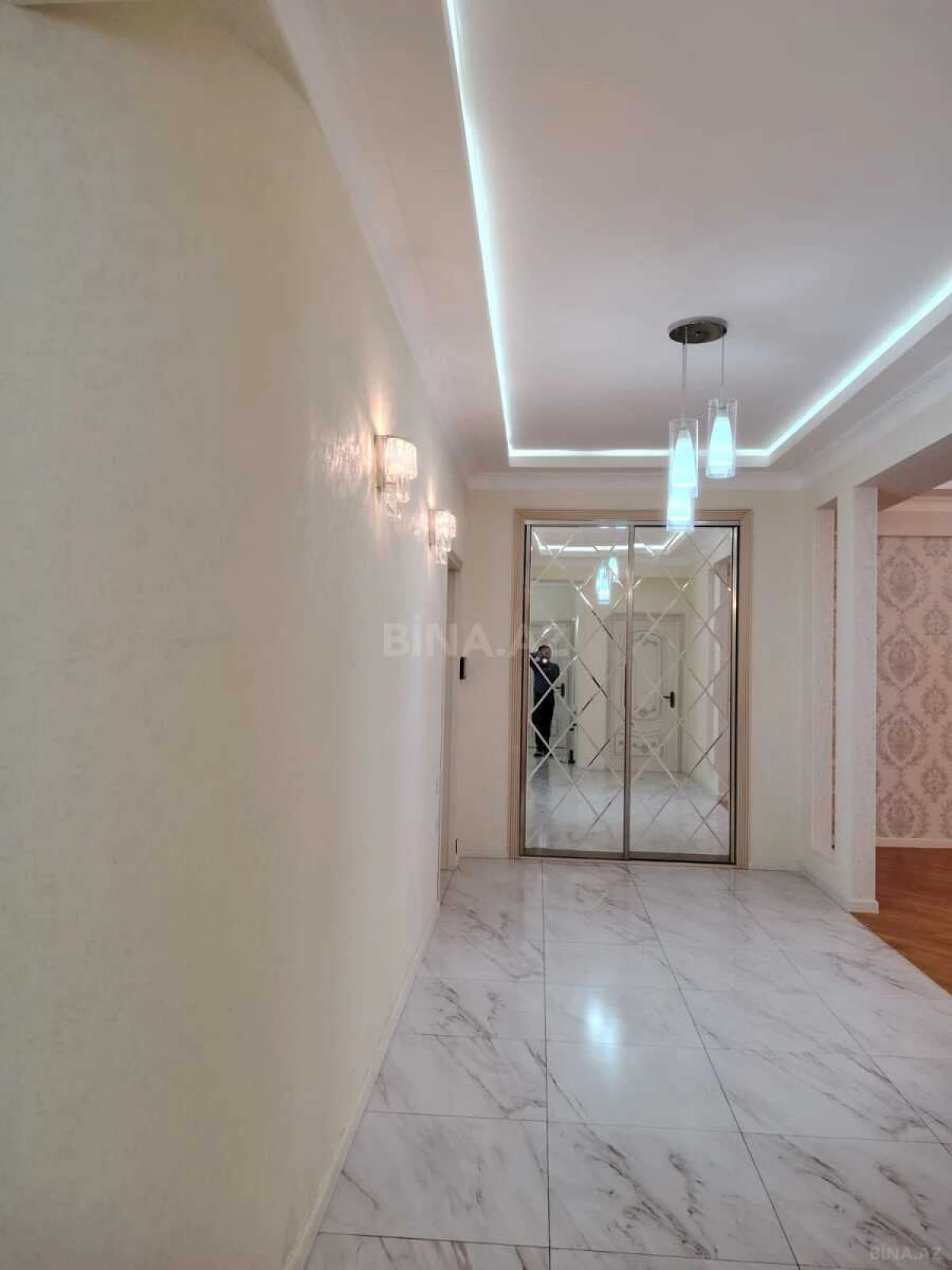 Satılır 4 otaqlı mənzil 180 m²