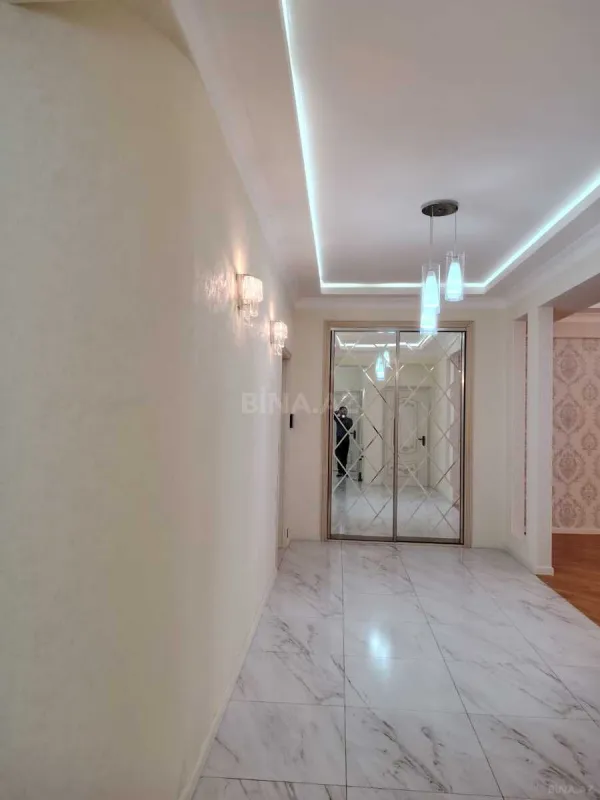 Satılır 4 otaqlı mənzil 180 m²