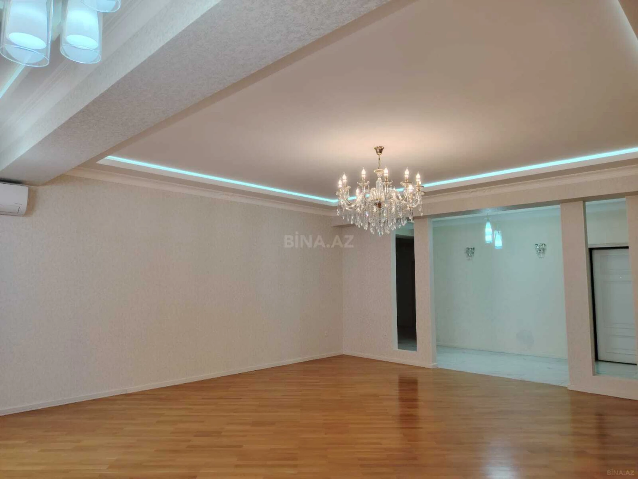 Satılır 4 otaqlı mənzil 180 m²