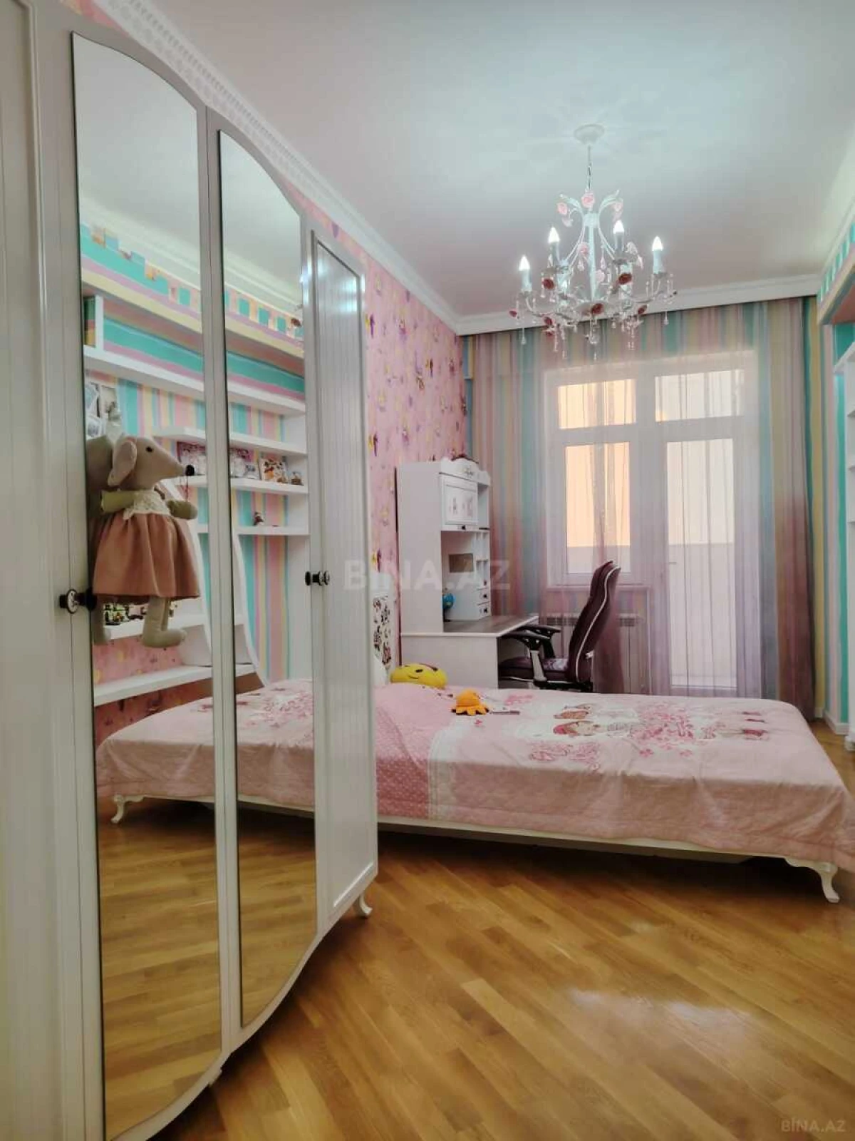Satılır 4 otaqlı mənzil 180 m²