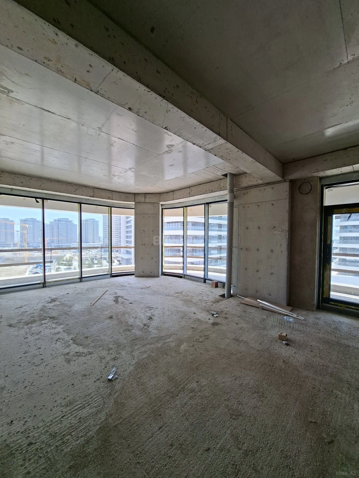 Satılır 3 otaqlı mənzil 169 m²