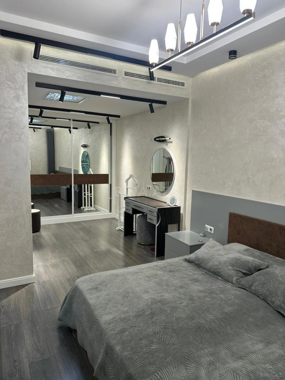 Kirayə verilir 2 otaqlı mənzil 105 m²