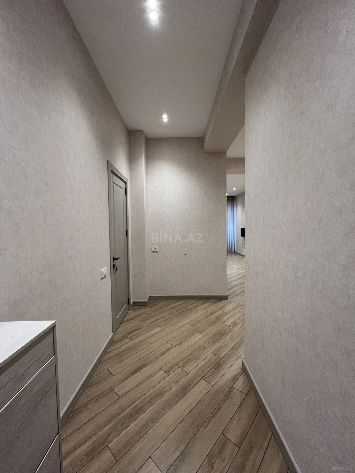 Kirayə verilir 2 otaqlı mənzil 93 m²