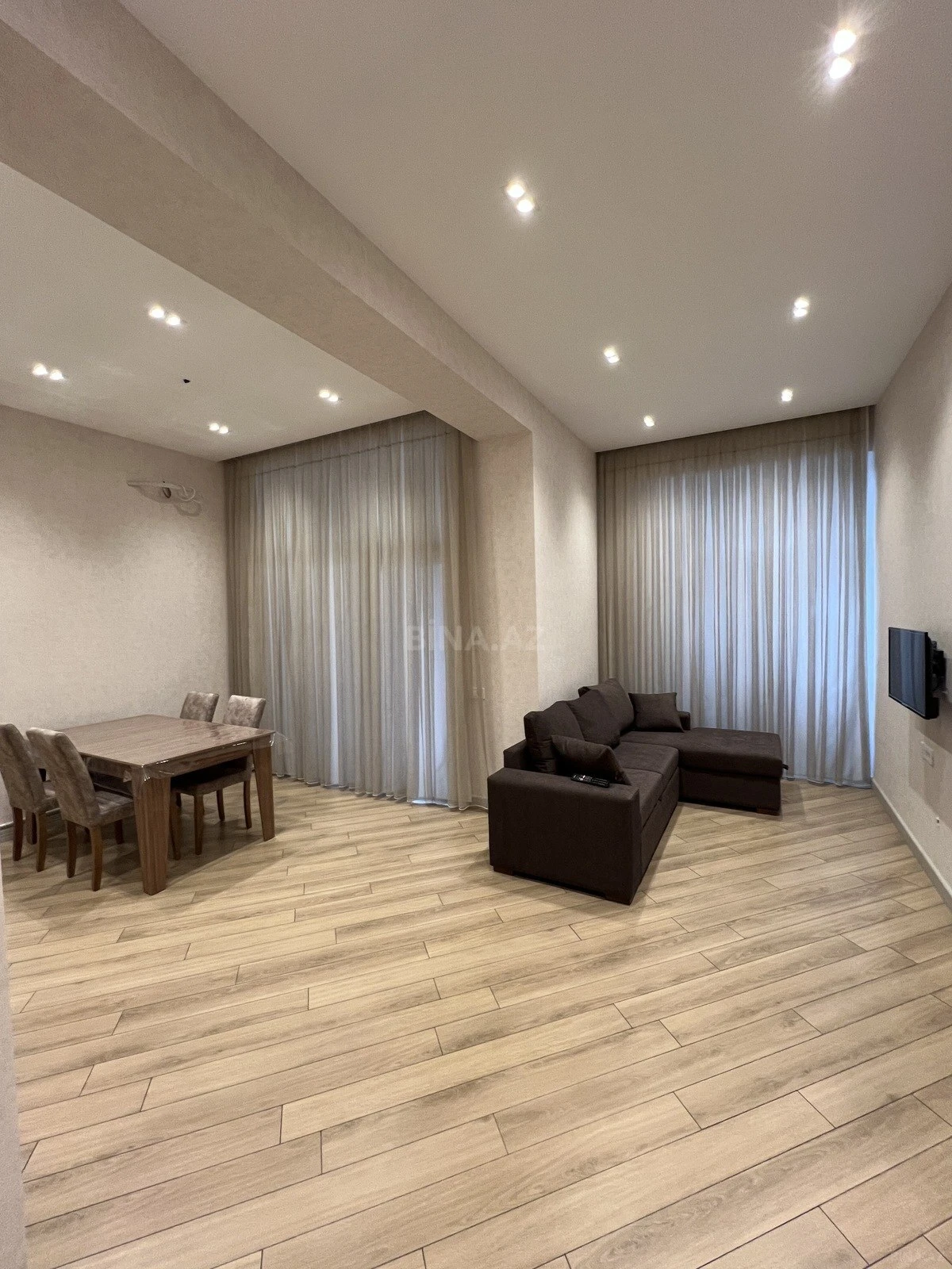 Kirayə verilir 2 otaqlı mənzil 93 m²