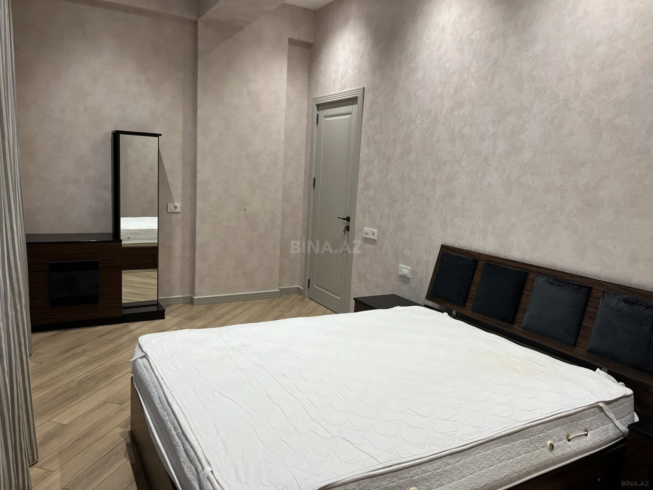 Kirayə verilir 2 otaqlı mənzil 93 m²