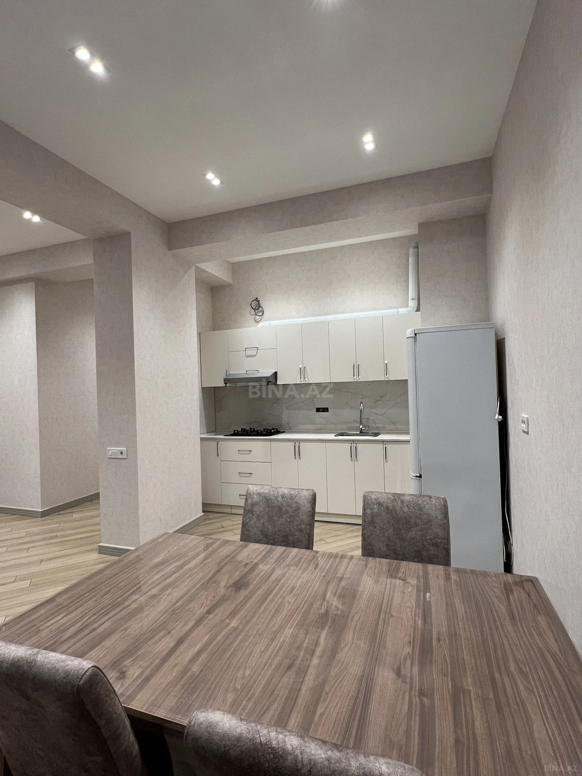 Kirayə verilir 2 otaqlı mənzil 93 m²