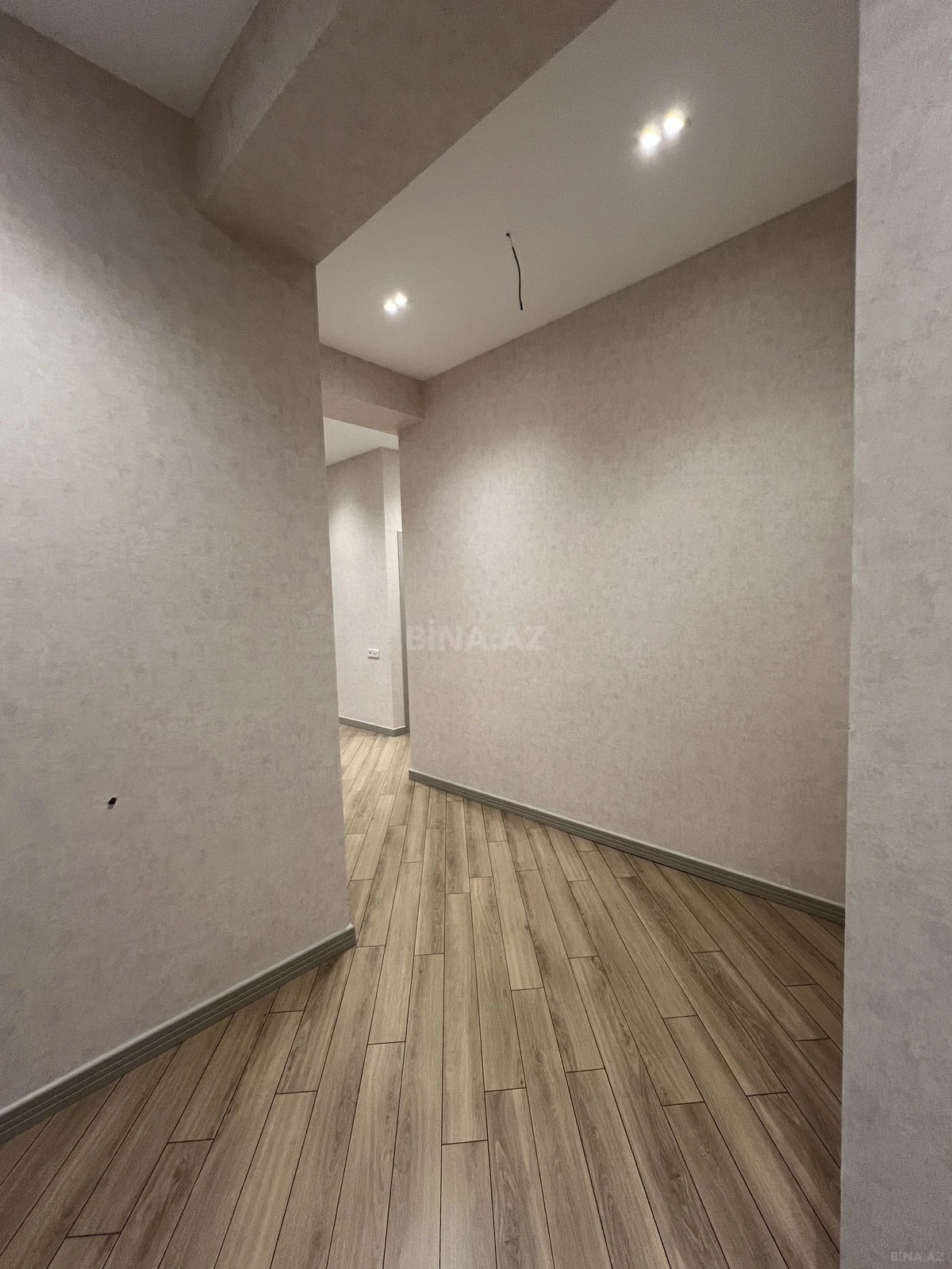 Kirayə verilir 2 otaqlı mənzil 93 m²