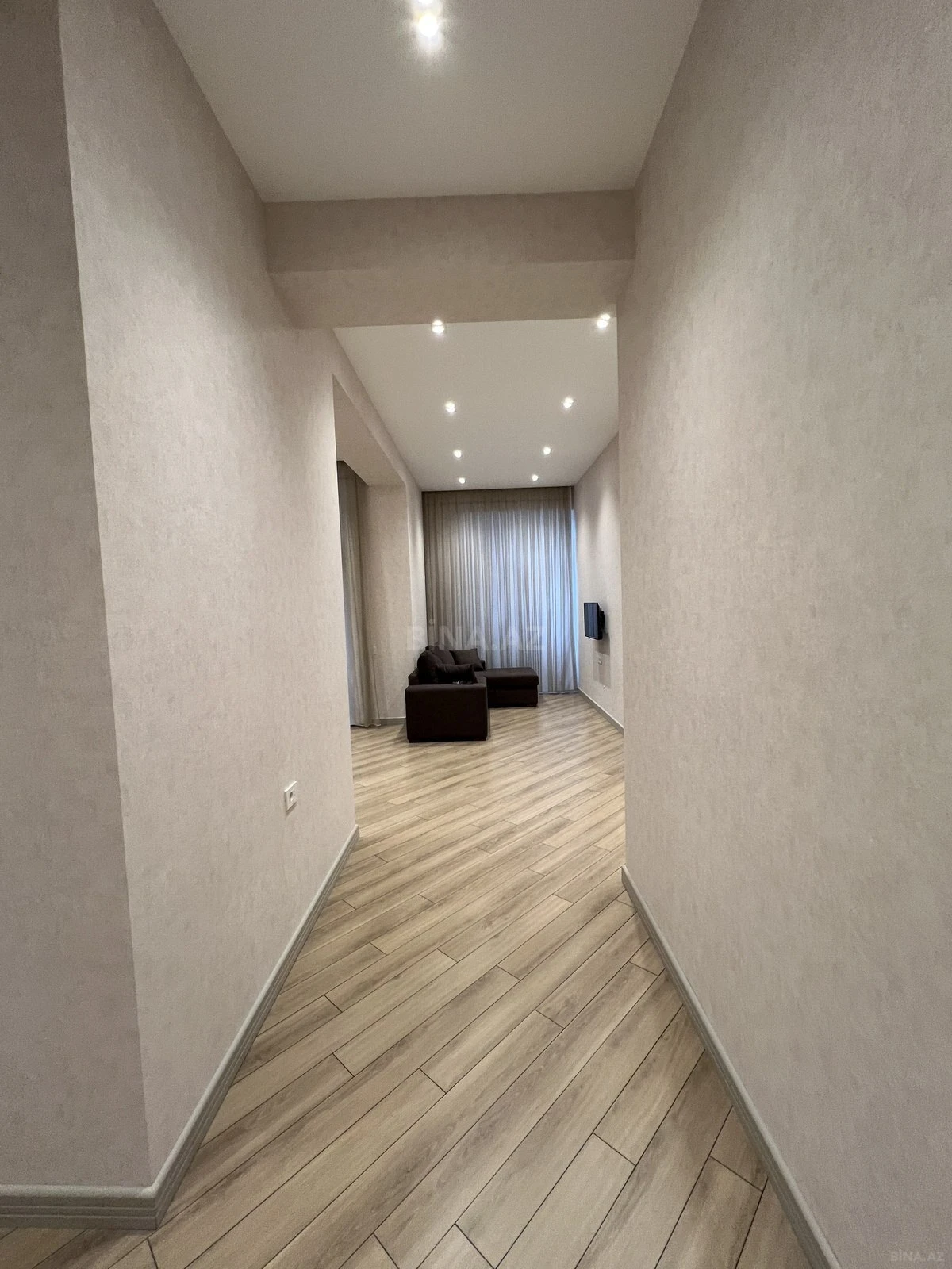 Kirayə verilir 2 otaqlı mənzil 93 m²