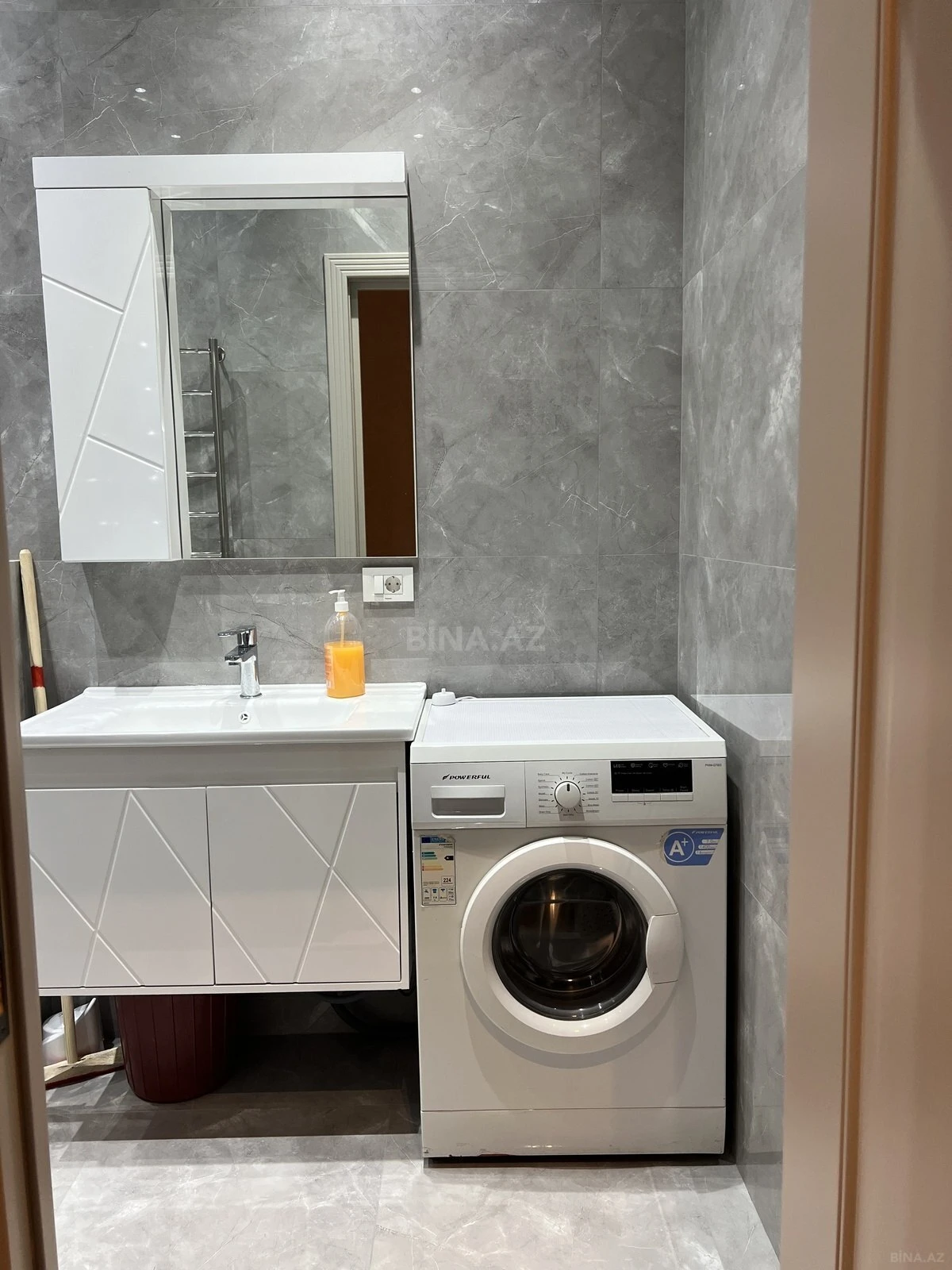 Kirayə verilir 2 otaqlı mənzil 93 m²