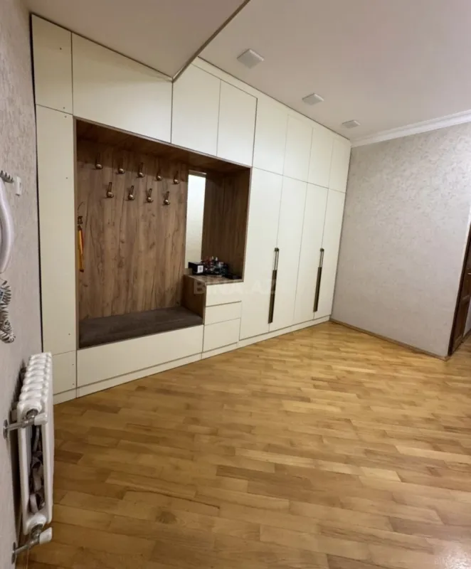 Satılır 3 otaqlı mənzil 140 m²
