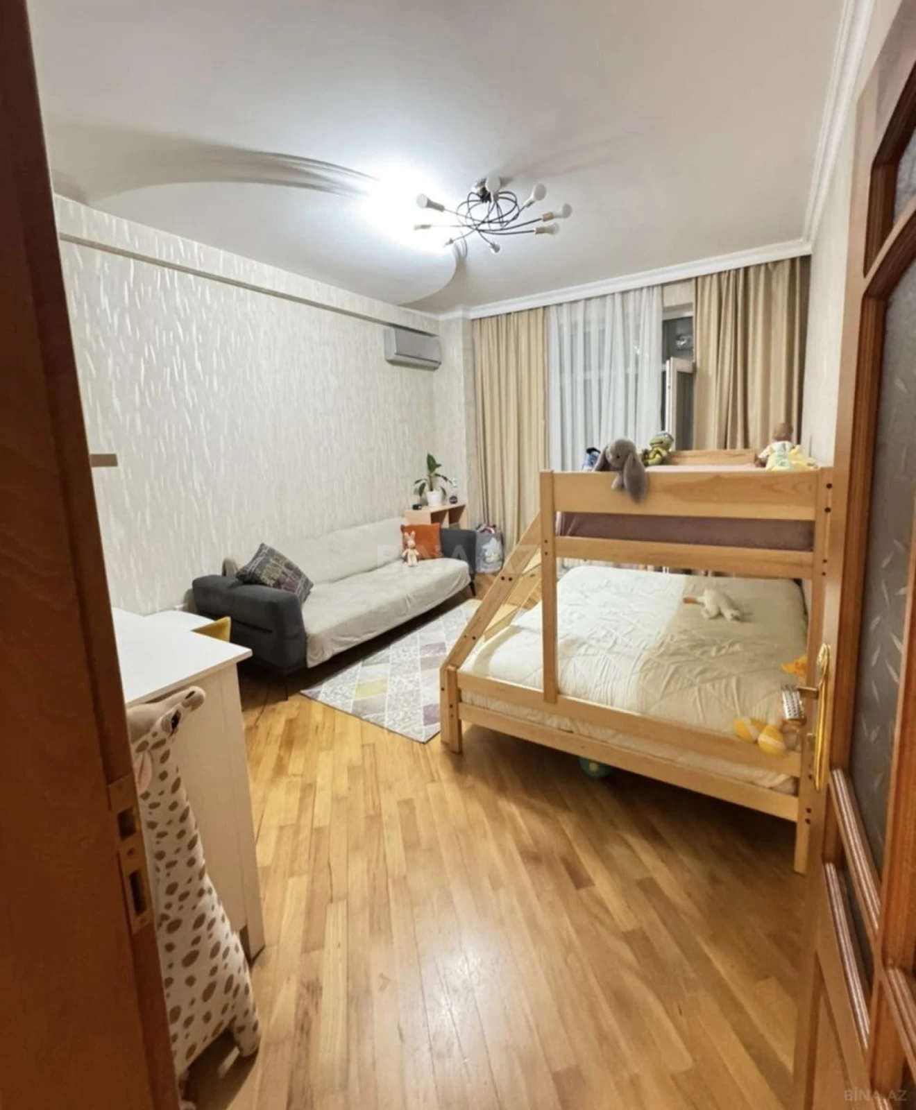 Satılır 3 otaqlı mənzil 140 m²
