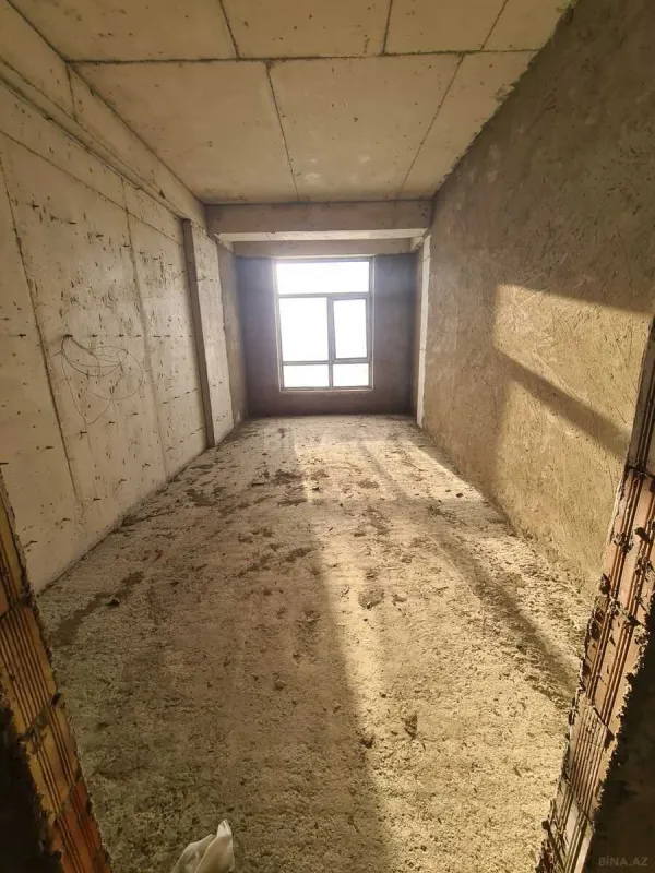 Satılır 4 otaqlı mənzil 196 m²