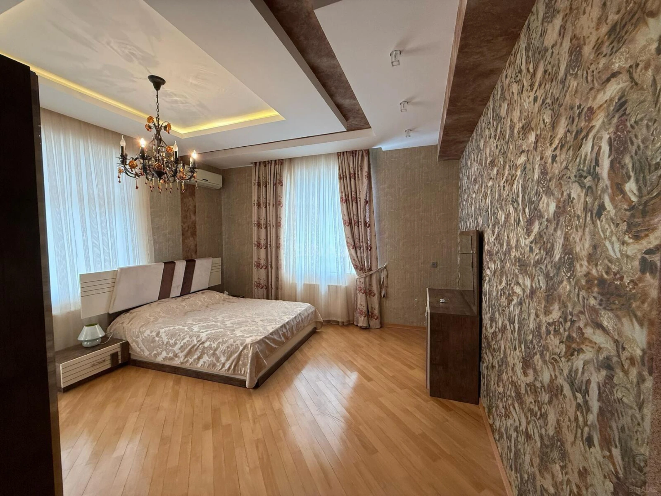 Kirayə verilir 4 otaqlı mənzil 150 m²
