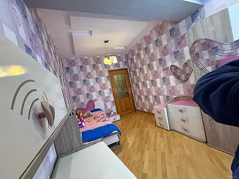 Kirayə verilir 4 otaqlı mənzil 150 m²