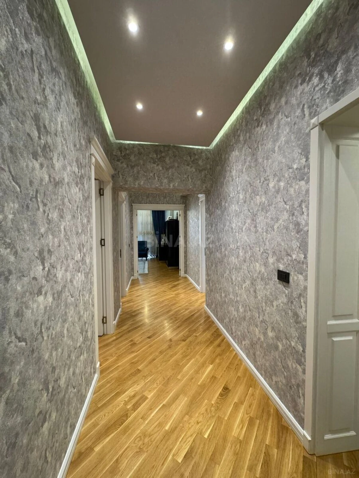 Satılır 3 otaqlı mənzil 135 m²