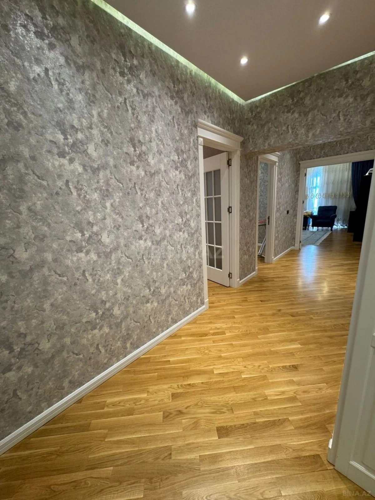 Satılır 3 otaqlı mənzil 135 m²