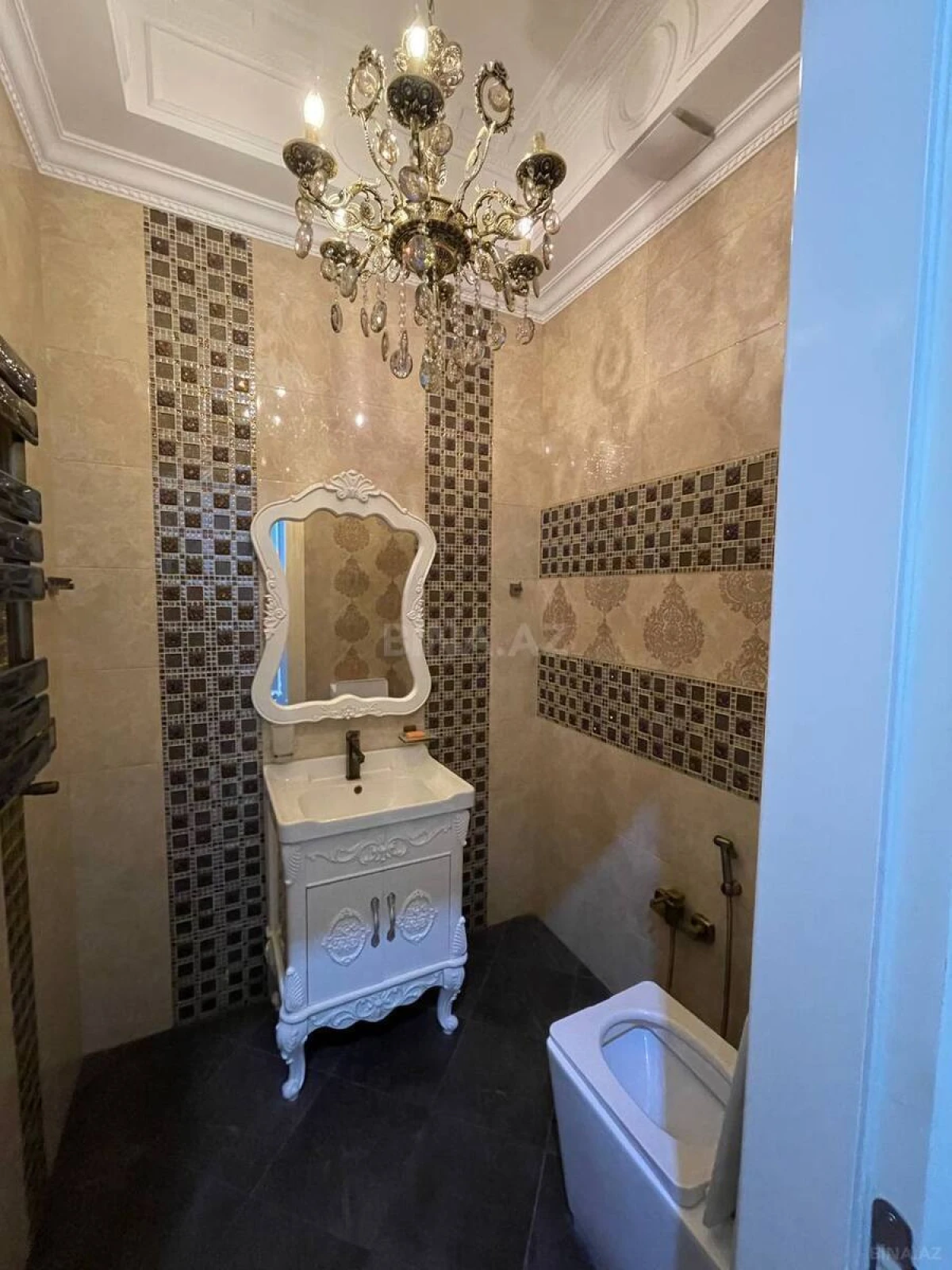 Satılır 4 otaqlı mənzil 182 m²