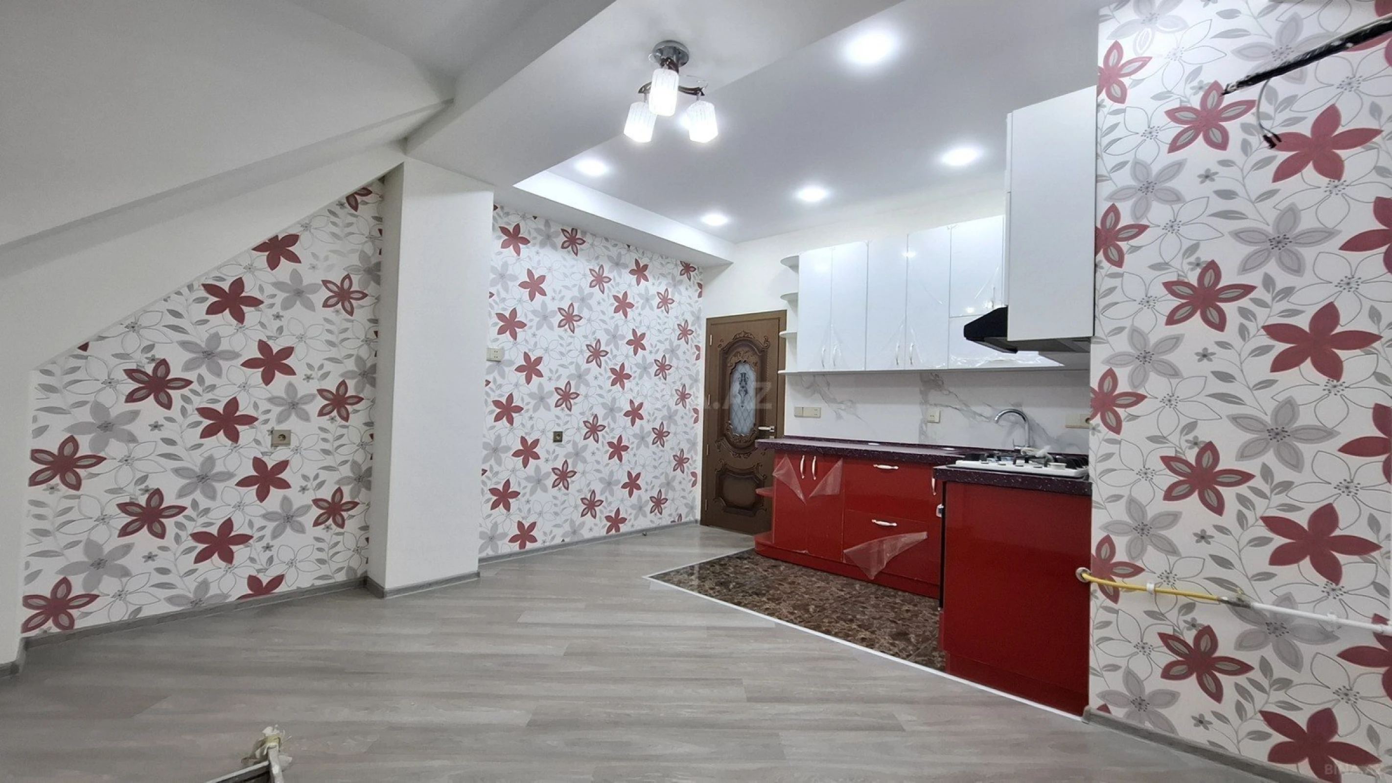 Satılır 4 otaqlı mənzil 146 m²