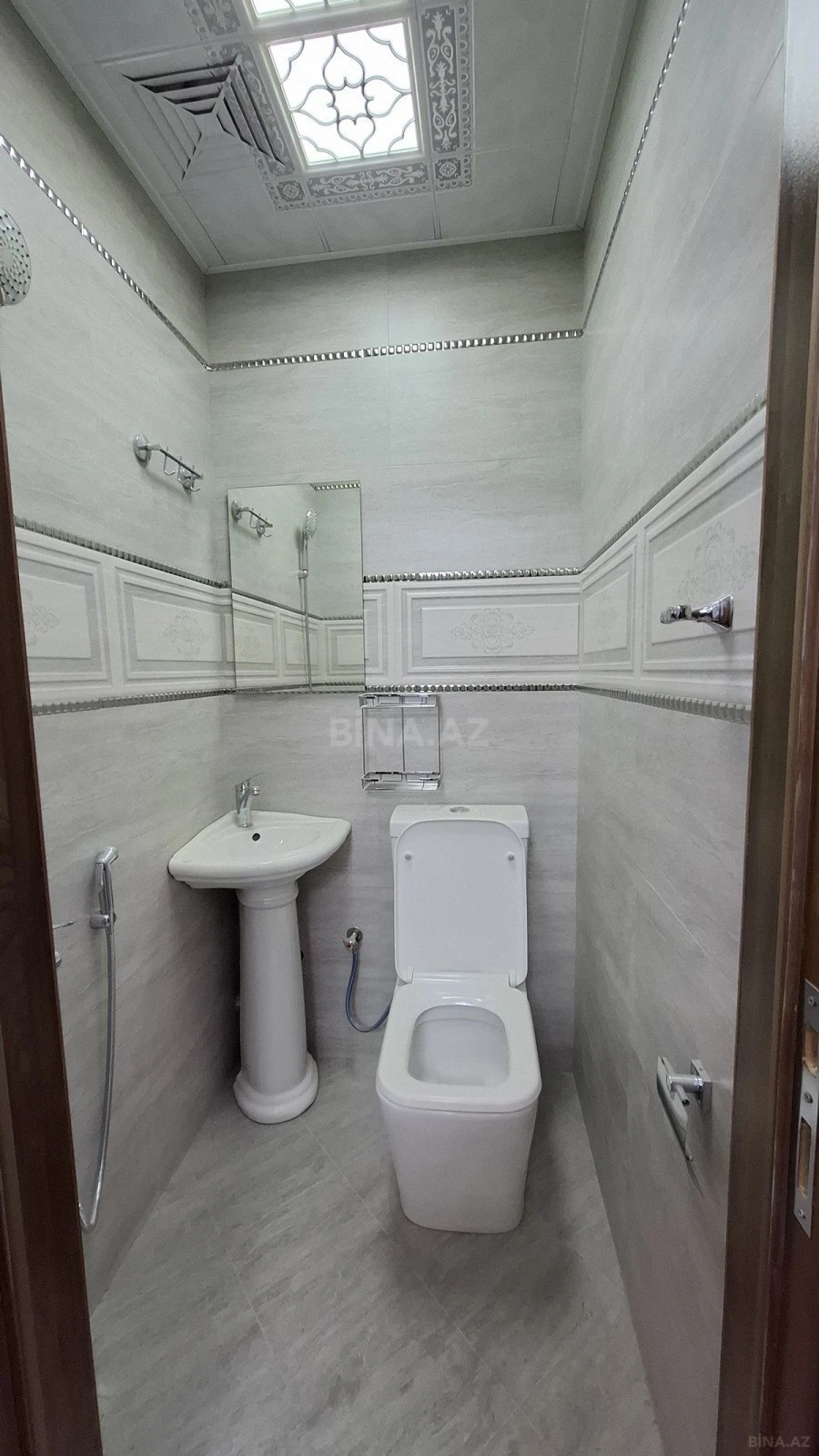 Satılır 4 otaqlı mənzil 146 m²
