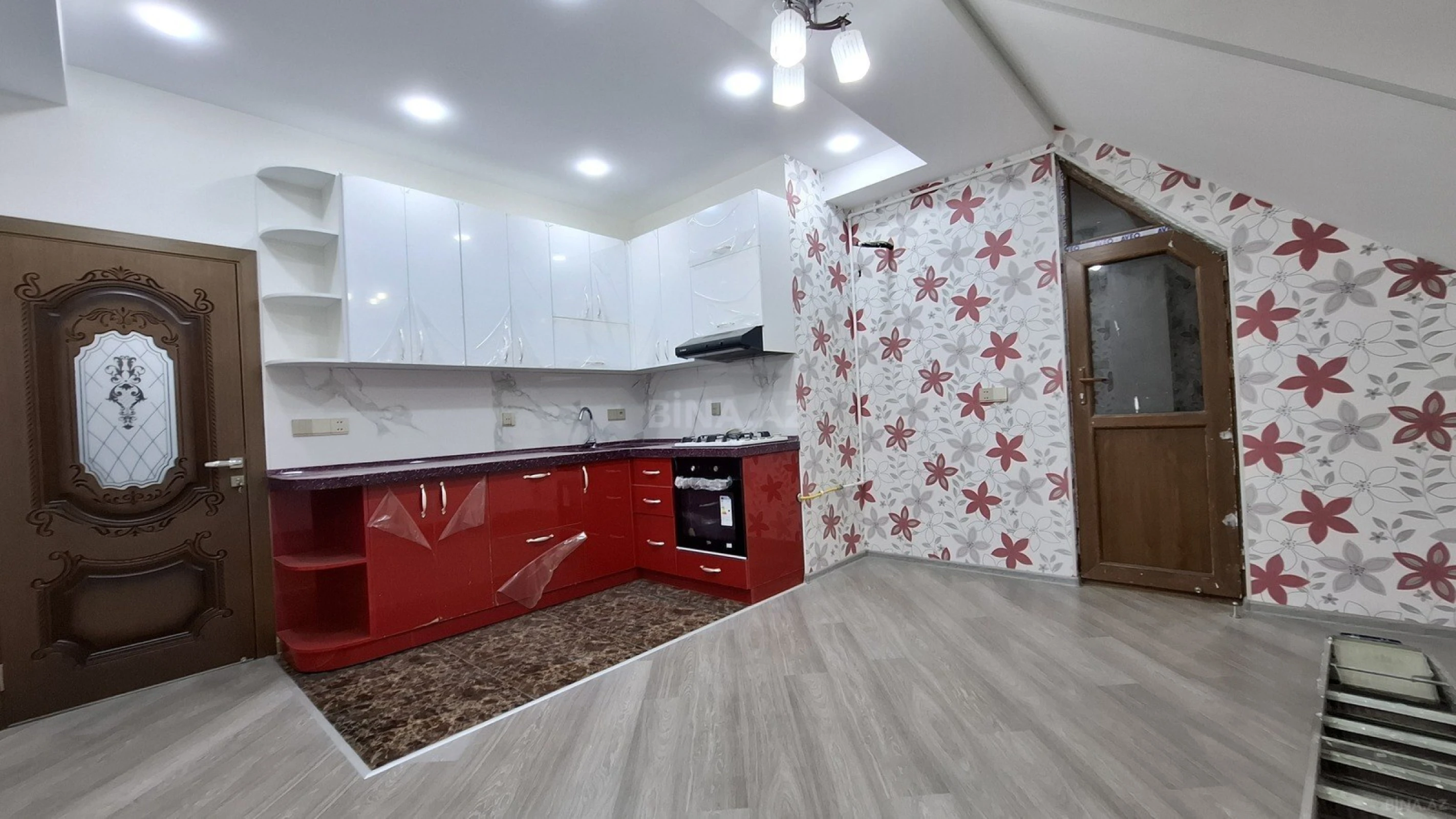 Satılır 4 otaqlı mənzil 146 m²