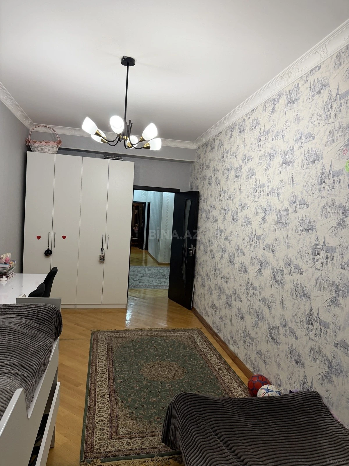 Satılır 4 otaqlı mənzil 135 m²
