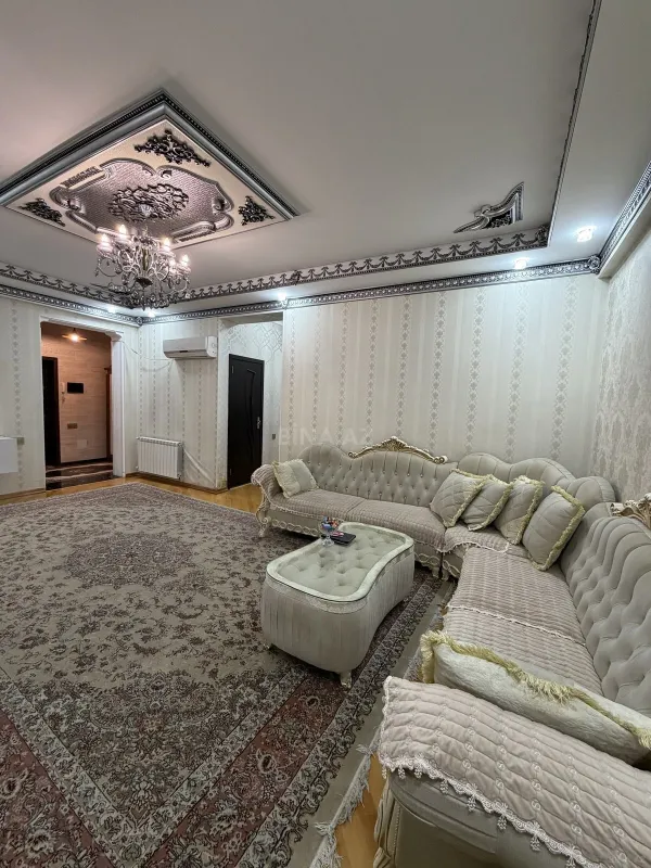 Satılır 4 otaqlı mənzil 135 m²