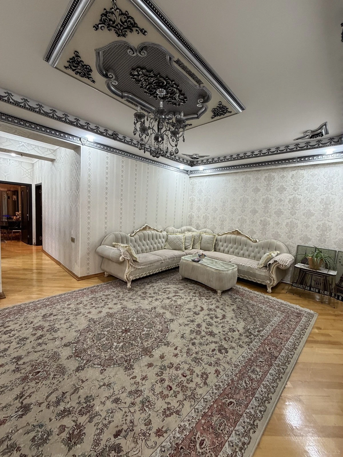 Satılır 4 otaqlı mənzil 135 m²