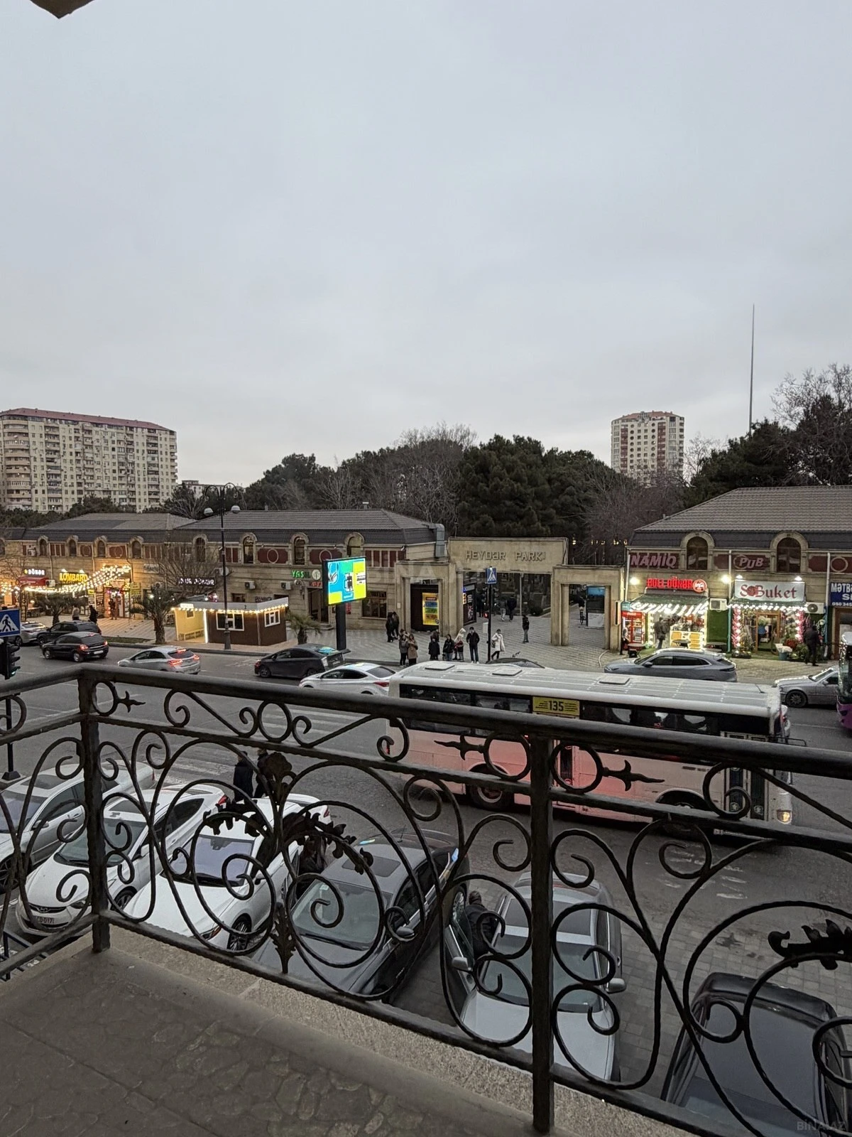 Satılır 4 otaqlı mənzil 135 m²