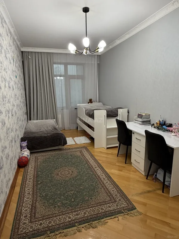 Satılır 4 otaqlı mənzil 135 m²